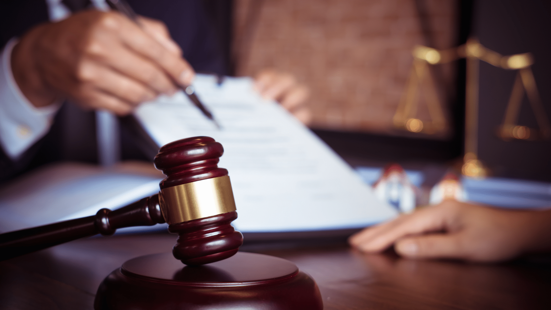 un avocat avec un client