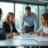 Groupe de professionnels en réunion de travail moderne