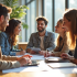 Groupe de jeunes adultes discutant autour d'une table moderne