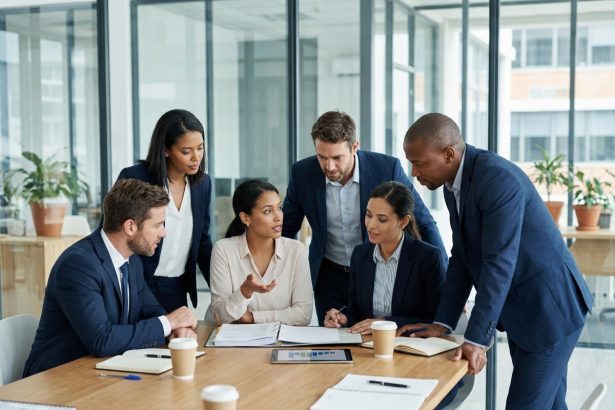 Groupe d'adultes en réunion d'affaires en entreprise