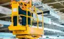 Zoom sur la nacelle élévatrice pour manutention en intérieur dans les entrepôts