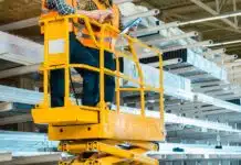 Zoom sur la nacelle élévatrice pour manutention en intérieur dans les entrepôts